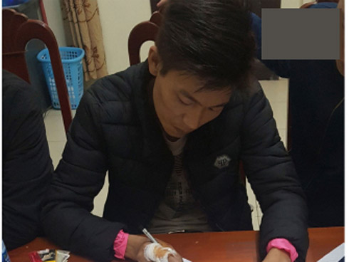 Sự thật về thông tin 2 cháu bé ngồi sau xe mẹ ngã gãy chân vì bị thanh niên thòng dây vào cổ-4