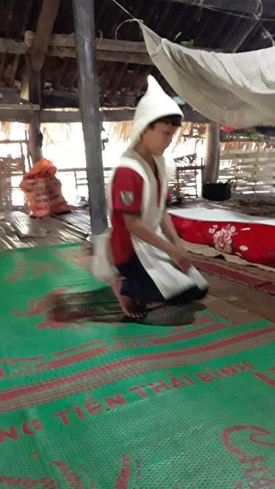 Cậu bé 10 tuổi sống cô độc, đi hàng trăm cây số đưa thi thể bố về chôn cất-6