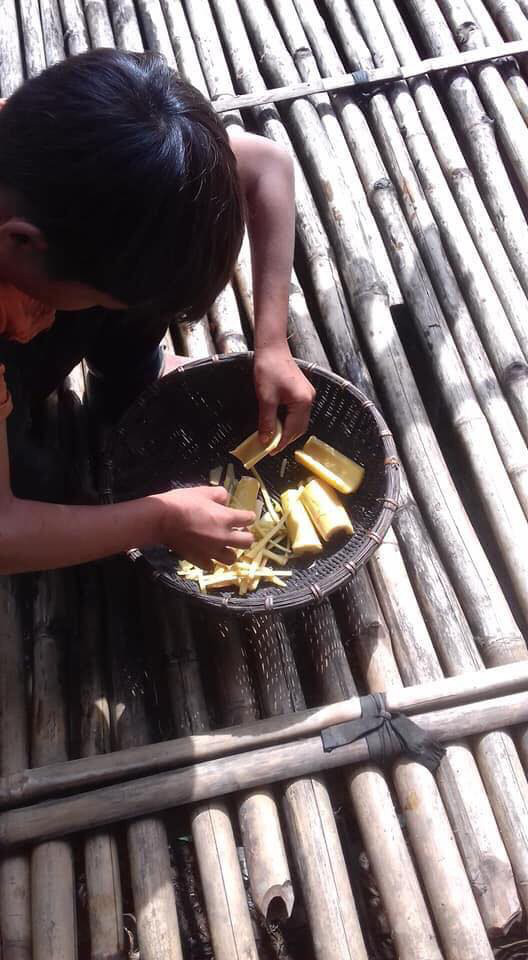 Cậu bé 10 tuổi sống cô độc, đi hàng trăm cây số đưa thi thể bố về chôn cất-7