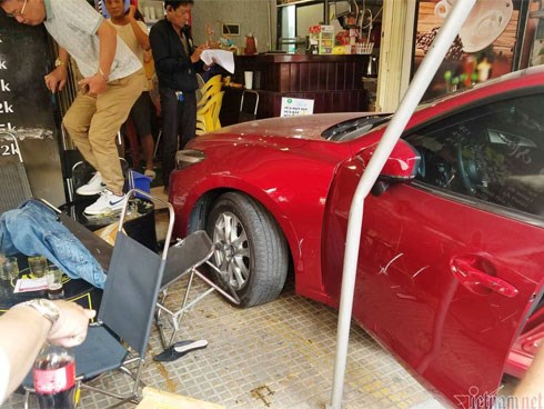 Ô tô lao như tên bắn vào quán cà phê ở Sài Gòn