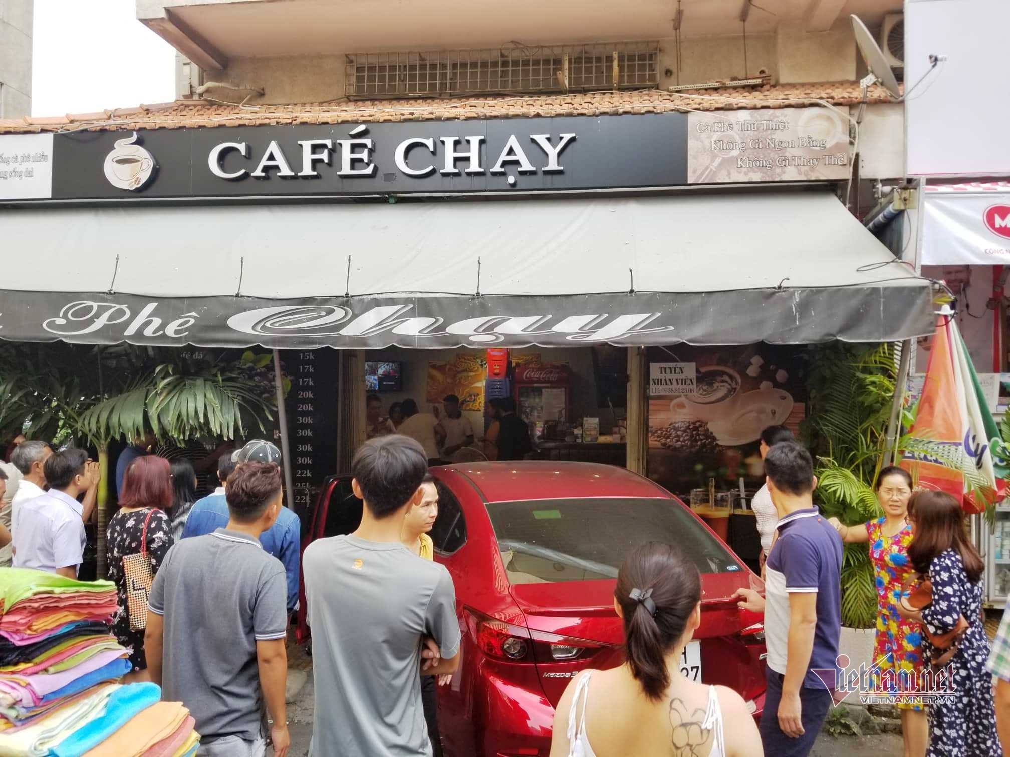 Ô tô lao như tên bắn vào quán cà phê ở Sài Gòn-1