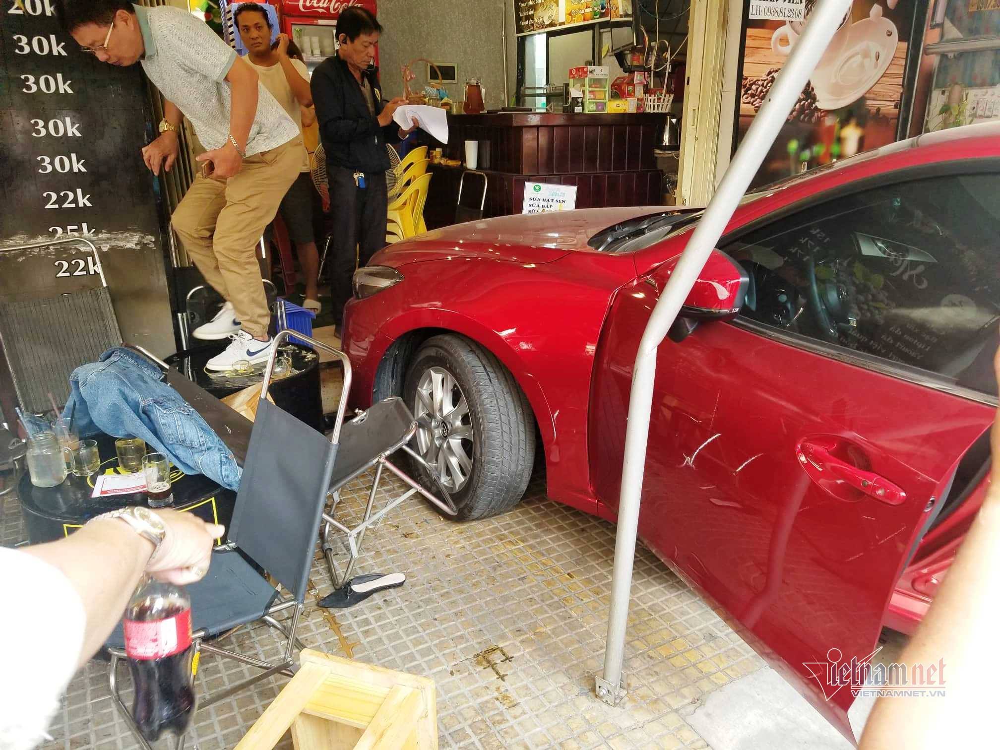 Ô tô lao như tên bắn vào quán cà phê ở Sài Gòn-2