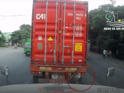 Xe máy gặp nạn vì đi vào trước đầu container