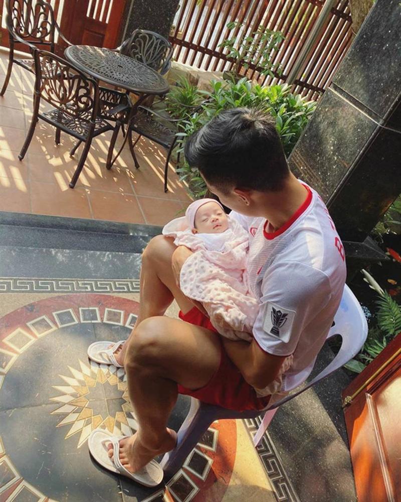 Ông bố bỉm sữa quốc dân gọi tên dàn cầu thủ Việt Nam: Giặt giũ, tắm gội, cho con ngủ anh cân tất!-1