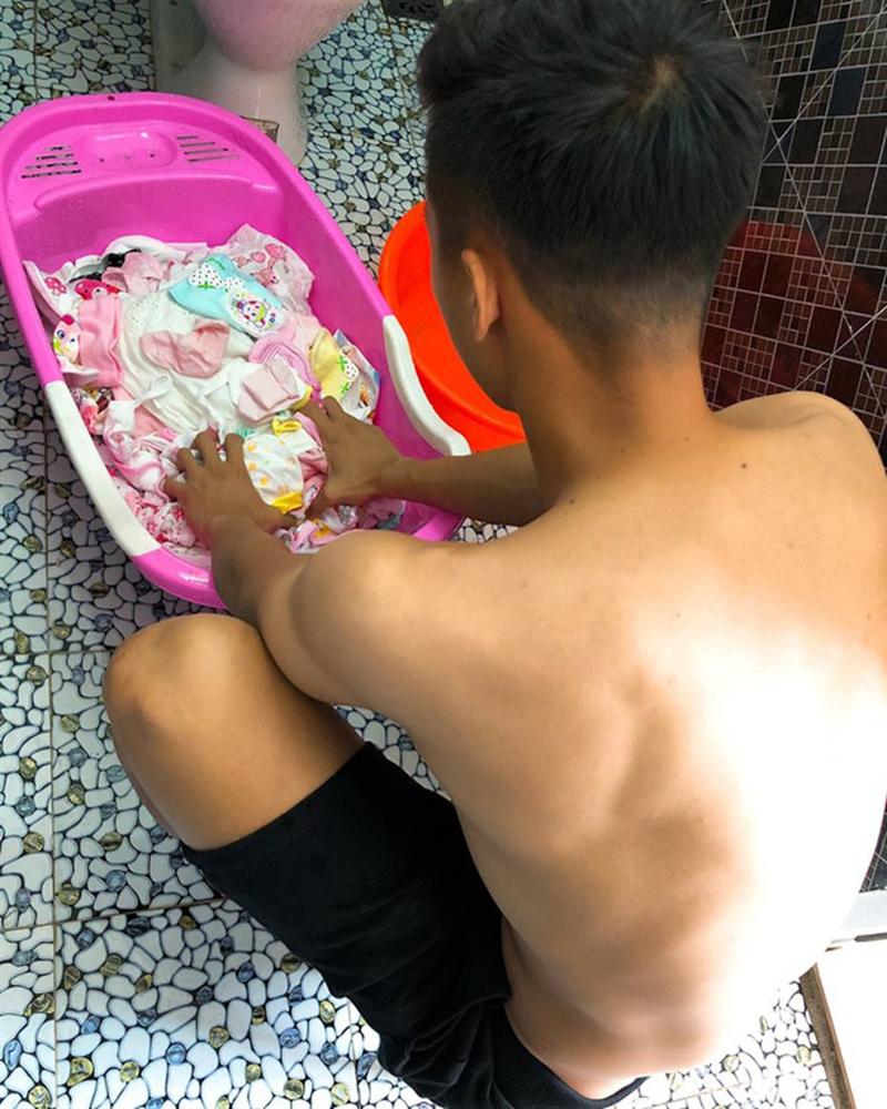 Ông bố bỉm sữa quốc dân gọi tên dàn cầu thủ Việt Nam: Giặt giũ, tắm gội, cho con ngủ anh cân tất!-5