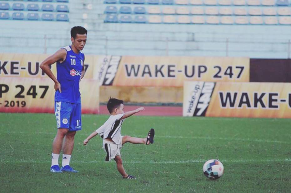 Ông bố bỉm sữa quốc dân gọi tên dàn cầu thủ Việt Nam: Giặt giũ, tắm gội, cho con ngủ anh cân tất!-16