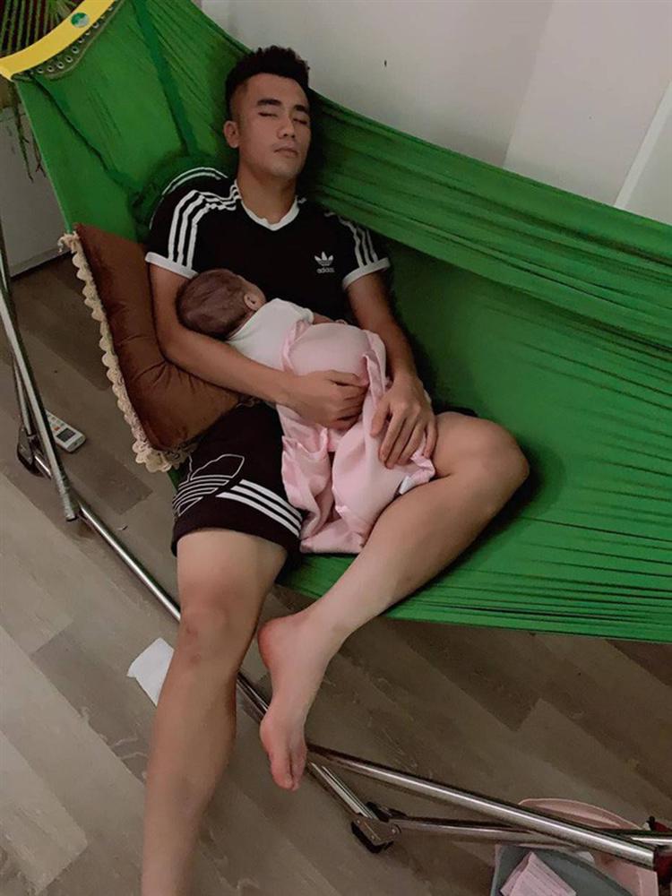 Ông bố bỉm sữa quốc dân gọi tên dàn cầu thủ Việt Nam: Giặt giũ, tắm gội, cho con ngủ anh cân tất!-19