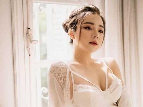 Hot girl Việt tai tiếng, khoe thân có cửa nào tấn công showbiz?