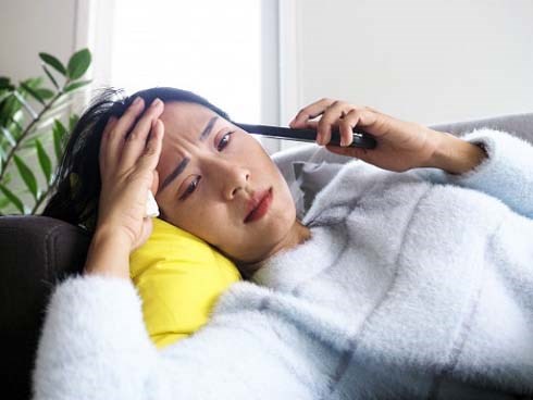 Thấy con dâu mới sinh đứng rửa bát, mẹ chồng em giật phăng bao tay ném thẳng vào con trai rồi tuyên bố một câu xanh rờn