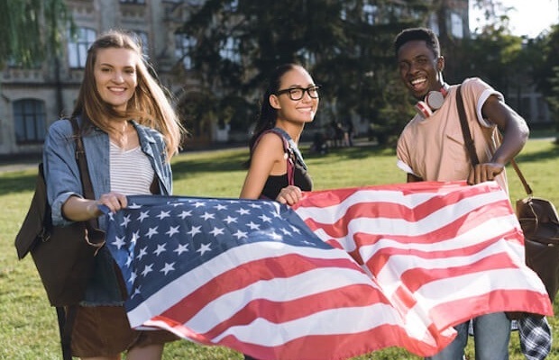 Nền kinh tế Mỹ đang mất hàng tỷ đô la vì lượng du học sinh giảm-1