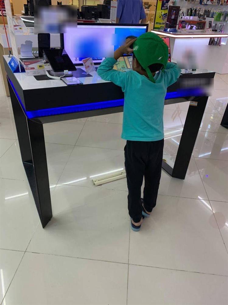 Đoạn hội thoại giữa người phụ nữ và cậu bé bên quầy điện thoại khiến dân mạng rơi nước mắt-1