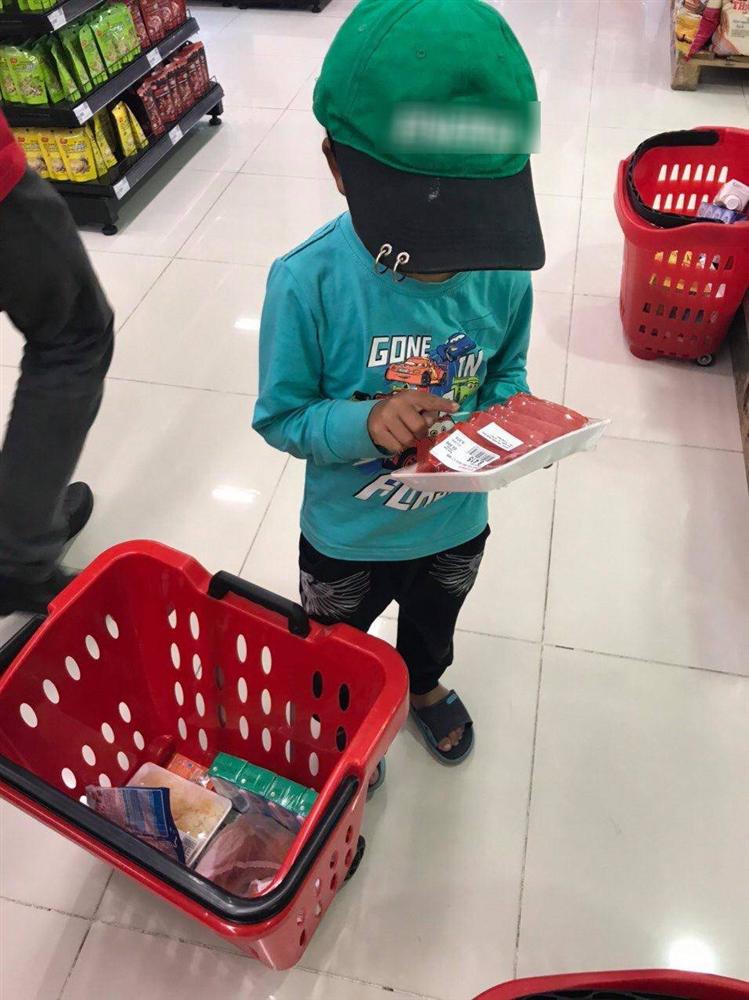 Đoạn hội thoại giữa người phụ nữ và cậu bé bên quầy điện thoại khiến dân mạng rơi nước mắt-2