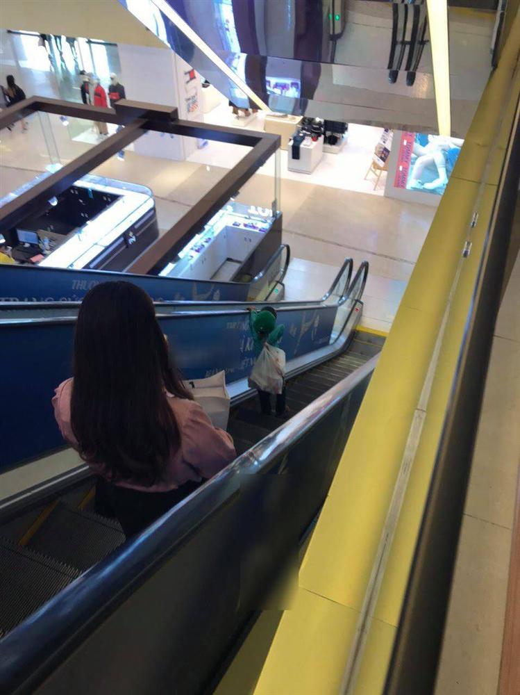 Đoạn hội thoại giữa người phụ nữ và cậu bé bên quầy điện thoại khiến dân mạng rơi nước mắt-3