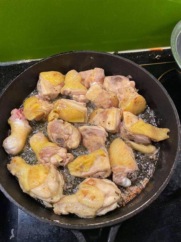 Trai đảm trổ tài làm gà nấu pate, nghe lạ tai mà ngon không tưởng-4