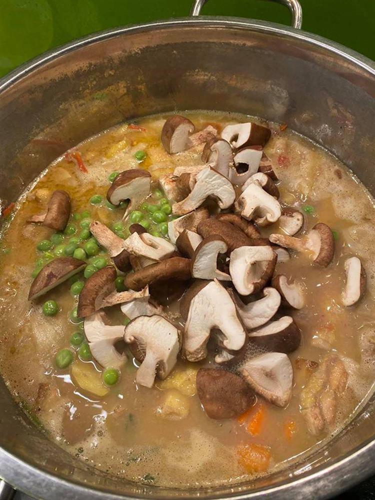 Trai đảm trổ tài làm gà nấu pate, nghe lạ tai mà ngon không tưởng-7