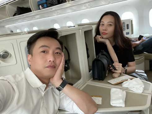 Giữa tin đồn bầu bí, Đàm Thu Trang mặt tròn thấy rõ và còn chăm mặc áo rộng che chắn vòng hai-5