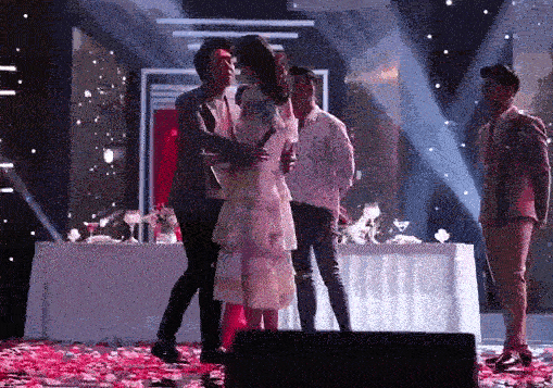 Trấn Thành không ngần ngại ôm ấp, tình tứ hôn Hari Won mọi lúc, mọi nơi-1