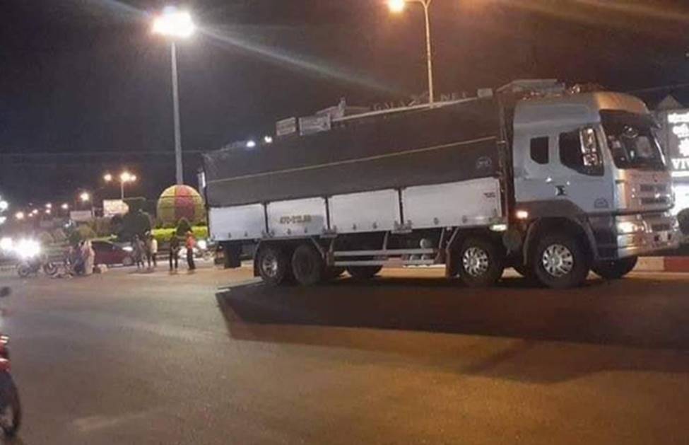 Bình Phước: Mẹ ôm thi thể con gái 15 tuổi khóc ngất khi bị xe tải cán qua người tử vong-1