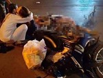 Vụ 2 bố con bị xe khách tông tử vong ở Thanh Hoá: Xuất hiện clip ông bố bế con lao ra đường nghi tự tử-3