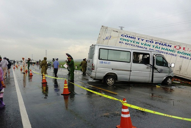 Xe khách chở các nhà sư tông xe container, 2 người chết và 11 người trọng thương-1