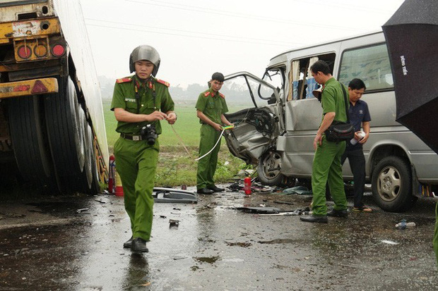 Xe khách chở các nhà sư tông xe container, 2 người chết và 11 người trọng thương-2