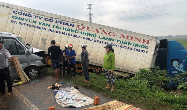 Xe khách chở các nhà sư tông xe container, 2 người chết và 11 người trọng thương-3