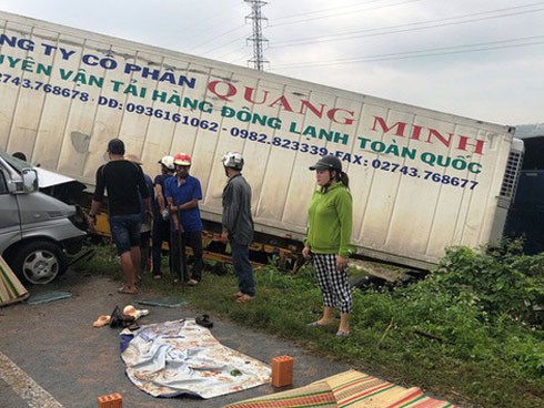 Xe khách chở các nhà sư tông xe container, 2 người chết và 11 người trọng thương