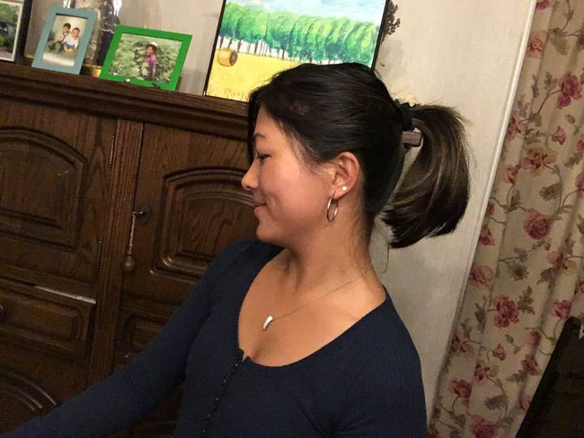 Cô gái HMông nói tiếng Anh như gió đăng ảnh góc nghiêng với chi tiết đặc biệt mới khiến bao người thốt lên: Cũng ra gì đấy chứ!-1