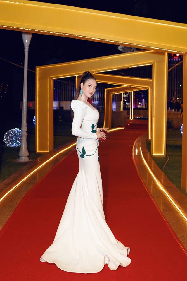 Lý Nhã Kỳ mặc nhấn vòng 1 đầy quyến rũ, đi xe 40 tỷ đến thảm đỏ LHP Việt Nam-3