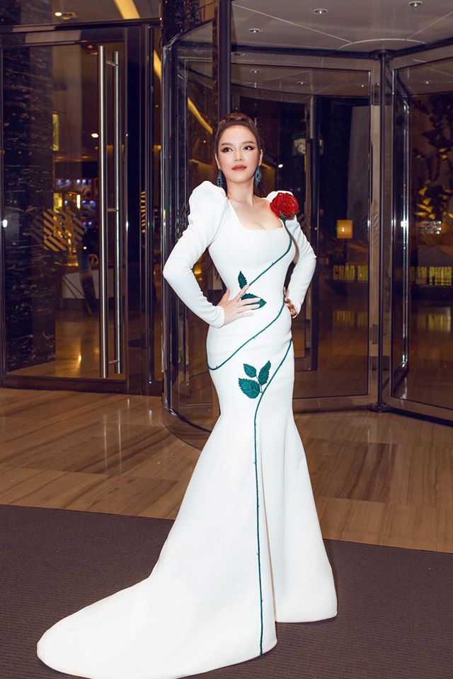Lý Nhã Kỳ mặc nhấn vòng 1 đầy quyến rũ, đi xe 40 tỷ đến thảm đỏ LHP Việt Nam-6