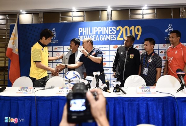 HLV Nishino xin lỗi thầy Park sau vụ khiêu khích của trợ lý-2