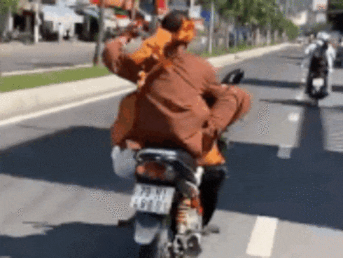 Thanh niên cầm kiếm, gác chân lên xe gây huyên náo Nha Trang