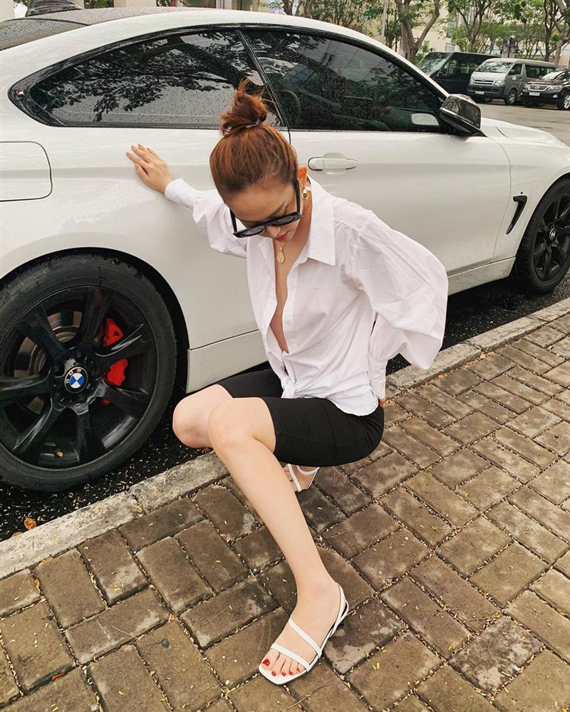 Hậu tháo túi ngực, Thúy Vi vừa được khen sang hơn đã bị nghi copy thiên thần Elsa Hosk từ outfit cho đến dáng pose-1