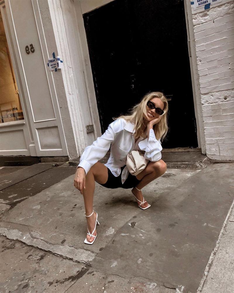 Hậu tháo túi ngực, Thúy Vi vừa được khen sang hơn đã bị nghi copy thiên thần Elsa Hosk từ outfit cho đến dáng pose-2