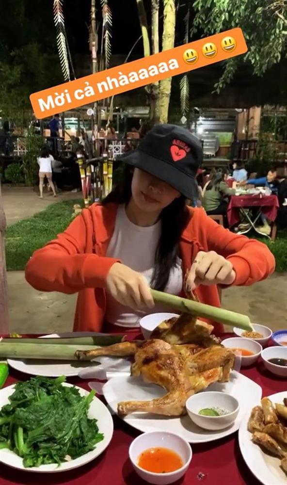 Đến lượt Chi Pu ”bắt trend” cosplay Quỳnh Trần JP: đến Pleiku ăn đủ món đặc sản, tự tạo meme” mà không cần bé Sa nào cả-10