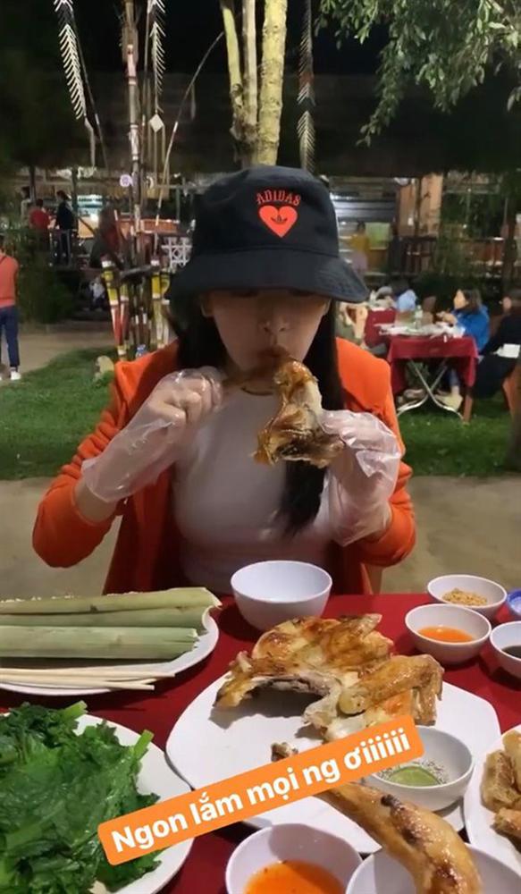 Đến lượt Chi Pu ”bắt trend” cosplay Quỳnh Trần JP: đến Pleiku ăn đủ món đặc sản, tự tạo meme” mà không cần bé Sa nào cả-11