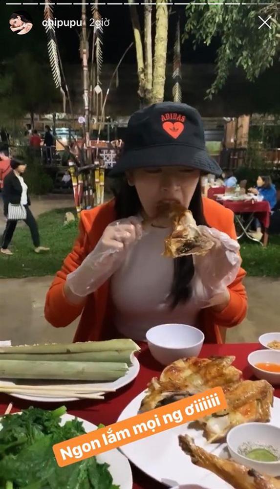 Đến lượt Chi Pu ”bắt trend” cosplay Quỳnh Trần JP: đến Pleiku ăn đủ món đặc sản, tự tạo meme” mà không cần bé Sa nào cả-12