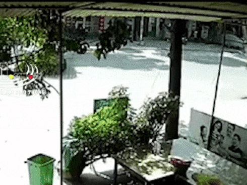 Đâm vào ô tô đang quay đầu, 2 người đi xe máy gặp tai nạn thương tâm