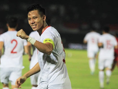 Văn Lâm ôm chầm mẹ tại sân bay Nga sau hai năm xa nhà-3