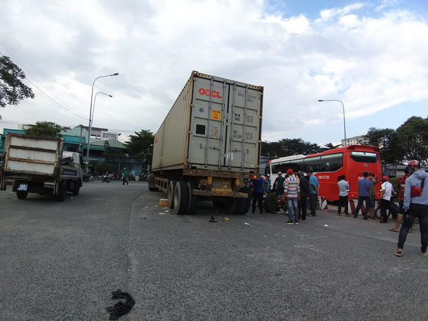 TP.HCM: Vợ tử vong tại chỗ, chồng nguy kịch vì bị xe container cuốn vào gầm sau va chạm-2