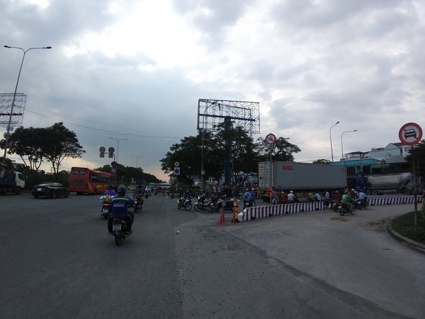 TP.HCM: Vợ tử vong tại chỗ, chồng nguy kịch vì bị xe container cuốn vào gầm sau va chạm-3