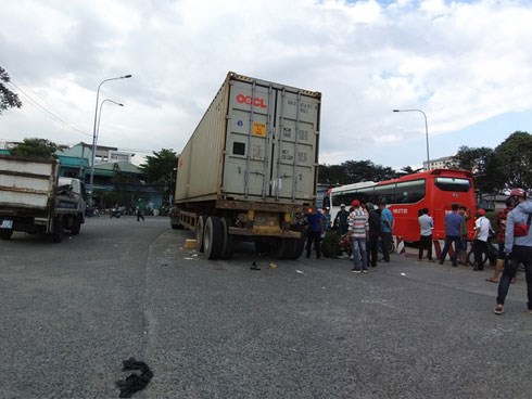 TP.HCM: Vợ tử vong tại chỗ, chồng nguy kịch vì bị xe container cuốn vào gầm sau va chạm