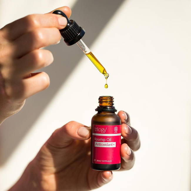 Ngỡ chẳng liên quan, Công nương Kate và Hà Tăng lại cùng mê một loại dầu dưỡng được coi là siêu sao chống lão hóa-1