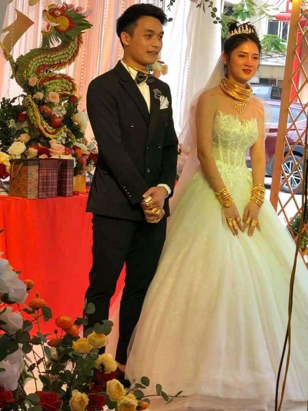 Xuýt xoa với hình ảnh cô dâu đeo vàng nặng trĩu cổ và kín 2 bàn tay trong ngày cưới ở Cao Bằng-1