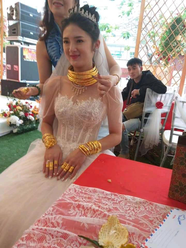 Xuýt xoa với hình ảnh cô dâu đeo vàng nặng trĩu cổ và kín 2 bàn tay trong ngày cưới ở Cao Bằng-3