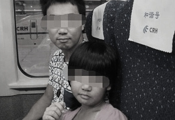 Người đàn ông đưa bé gái 7 tuổi vào toilet suốt 30 phút không trở ra, tiếp viên tàu cao tốc phá cửa vào liền phát hiện cảnh tượng đáng sợ-1