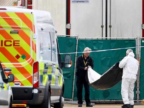 Video: Mở container tử thần ở Anh, nhiều người gần chết ngạt chui ra-1