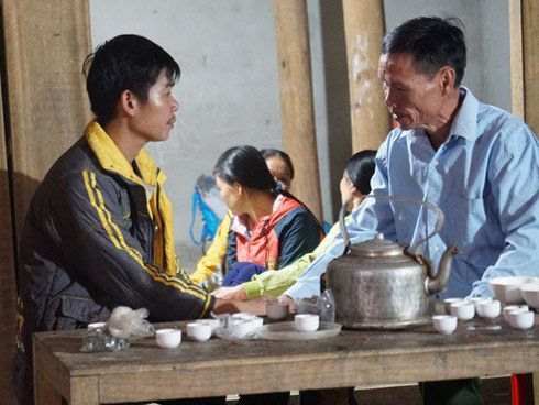 Người cha thất thần không nói nên lời khi con trai 6 tuổi nghi bị mẹ kế sát hại, giấu xác ở vườn mía sau nhà