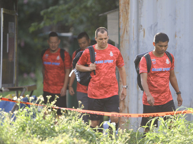 Nhọ như tuyển Thái Lan tại SEA Games 30: Vật vã mãi mới tới được sân vì tắc đường, đến nơi tập thì tồi tàn, không có luôn cả nhà vệ sinh-1