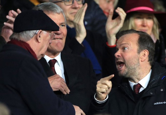 Sir Alex tranh cãi với Ed Woodward khiến CĐV MU chú ý-1